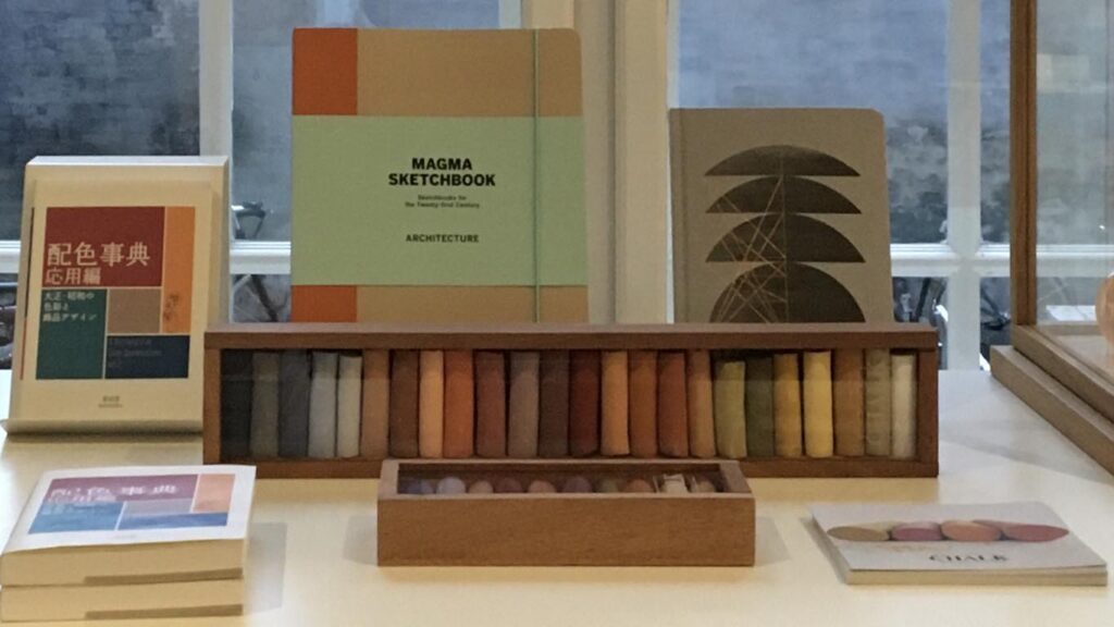 Pastelkridt hos museumsbutikker og hos forhandlere af design- og tegneartikler
