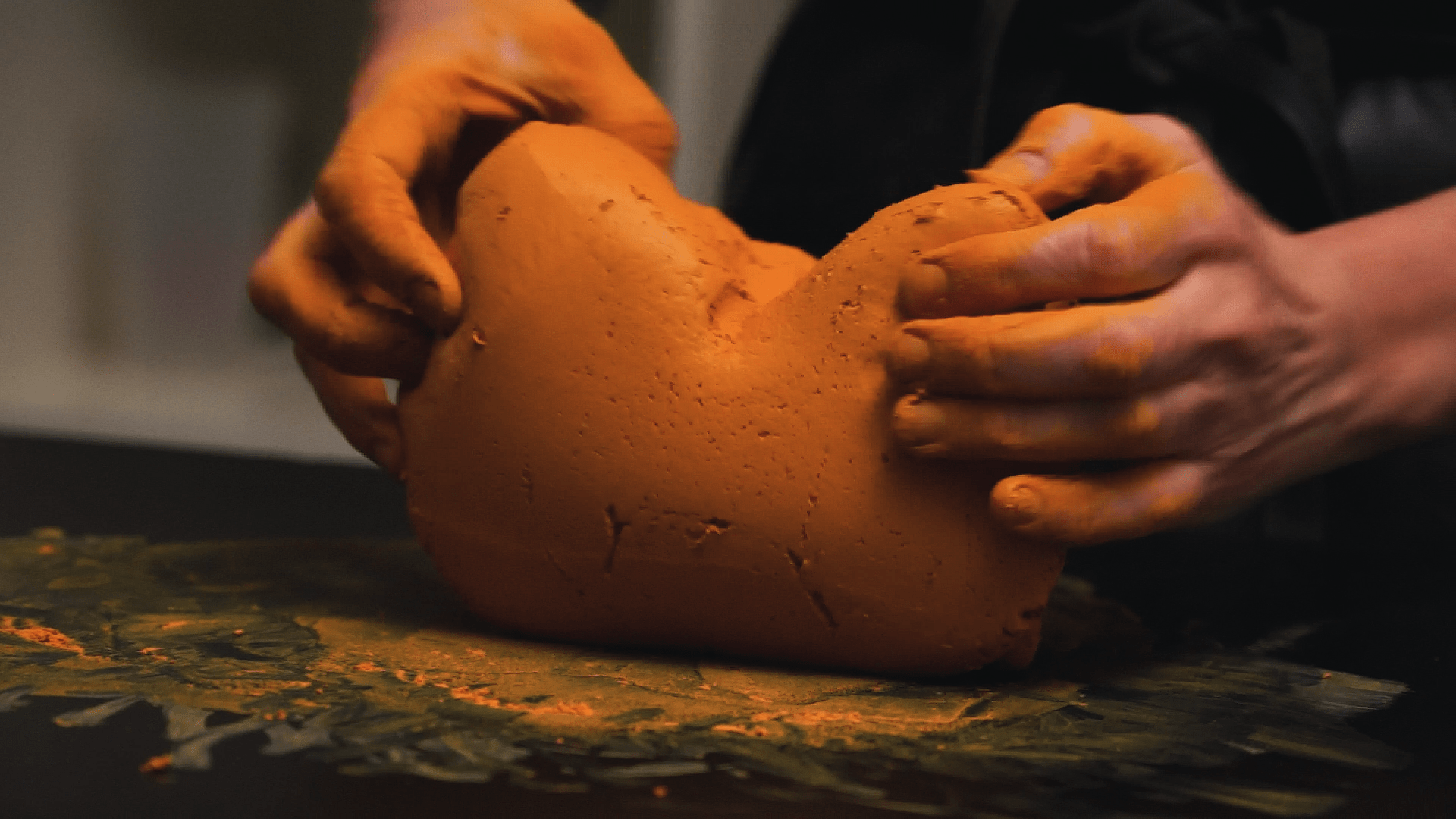 Æltning af orange pastelmasse på Chalk Copenhagens værksted