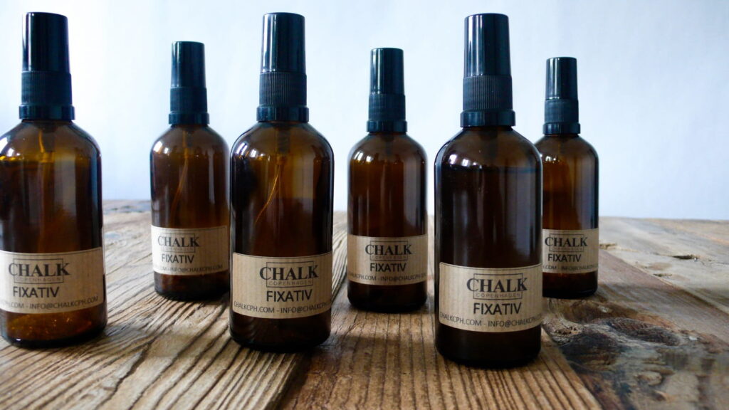 Brune glasflasker med fixativ fremstillet bæredygtigt af naturlige materialer