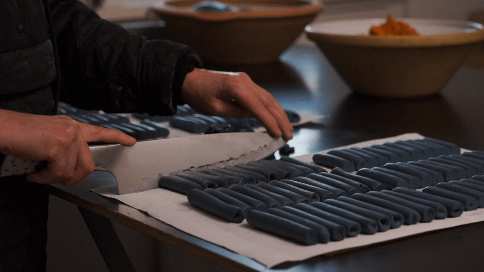 Blå kridt der skæres på Chalk Copenhagens værksted